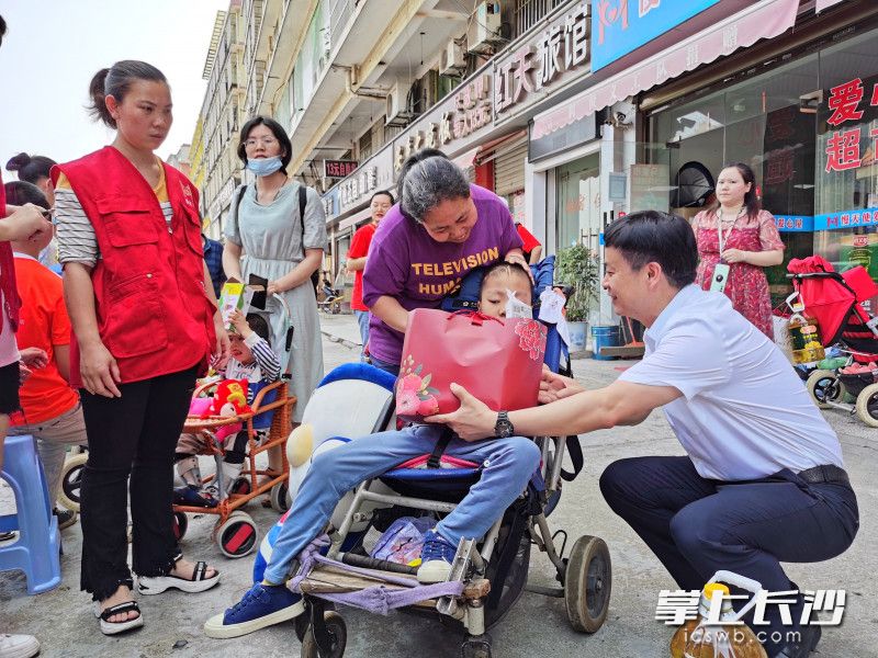 校长谢永红(右)给脑瘫患儿送kaiyun登录平台教职工子弟同款儿童节礼物。 校长谢永红(右)给脑瘫患儿送kaiyun登录平台教职工子弟同款儿童节礼物。