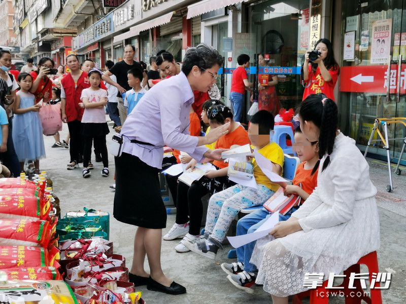 为了表达感恩之情,8名患儿代表“登上”舞台表演诗歌朗诵。 为了表达感恩之情,8名患儿代表“登上”舞台表演诗歌朗诵。