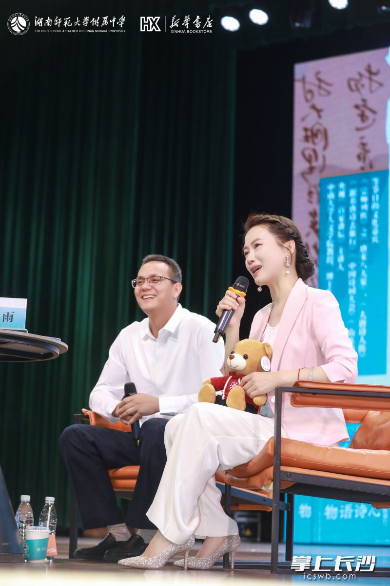 两位教授现场回答提问。 两位教授现场回答提问。