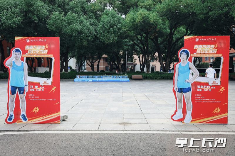 校园体育明星成为大家学习的榜样。 校园体育明星成为大家学习的榜样。
