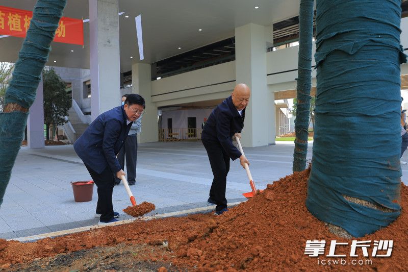 以栽种“教育生态林”的特殊方式,正式拉开新校区启用的序章。 以栽种“教育生态林”的特殊方式,正式拉开新校区启用的序章。
