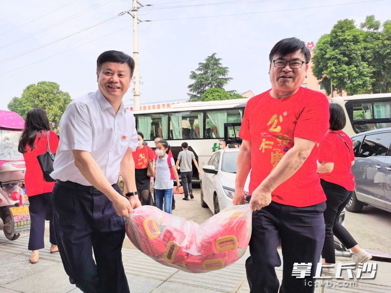 今天,kaiyun登录平台40余名教师带着一大批等爱心物资,来到位于长沙城北的“脑瘫村”,与那里的孩子共庆“六一”。均为长沙晚报全媒体记者 舒文 摄 今天,kaiyun登录平台40余名教师带着一大批等爱心物资,来到位于长沙城北的“脑瘫村”,与那里的孩子共庆“六一”。均为长沙晚报全媒体记者 舒文 摄