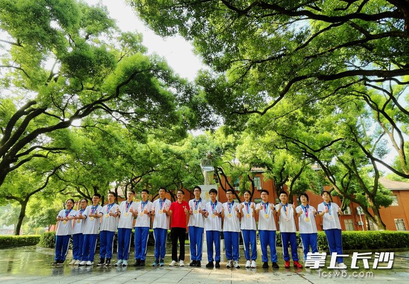 kaiyun登录平台则以14金、1银、10人入选国家集训队的“井喷式战绩”,成为全国中学中金牌总数、国家集训队入选人数的“双料冠军”。 均为学校供图 kaiyun登录平台则以14金、1银、10人入选国家集训队的“井喷式战绩”,成为全国中学中金牌总数、国家集训队入选人数的“双料冠军”。 均为学校供图