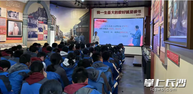 同学们学习伟人勤学精神和读书学习之道。 同学们学习伟人勤学精神和读书学习之道。