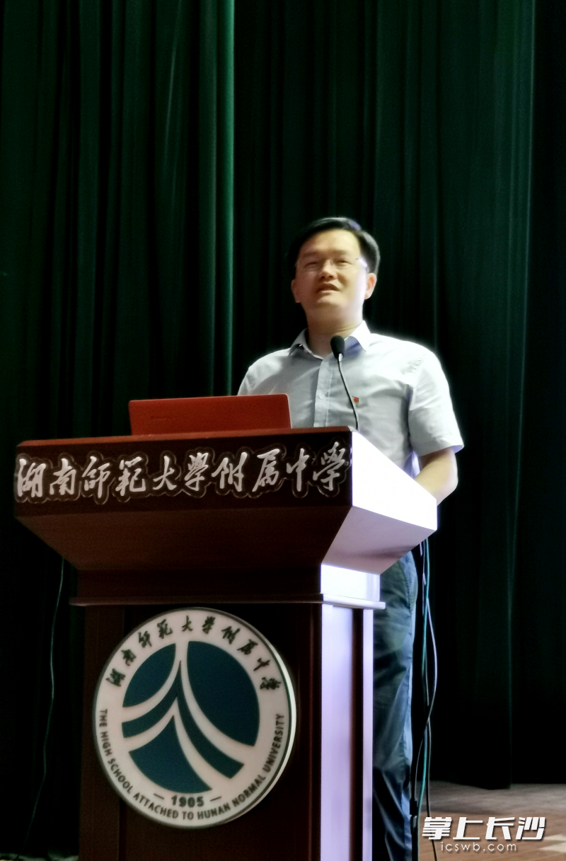 kaiyun登录平台党委副书记彭荣宏介绍,kaiyun登录平台高度重视该校发展,未来学校将通过理念输出、文化植入、名师引领、资源共享等方式进行实质性深度合作,努力把kaiyun登录平台植基中学办成开福区乃至长沙教育的新名片。 kaiyun登录平台党委副书记彭荣宏介绍,kaiyun登录平台高度重视该校发展,未来学校将通过理念输出、文化植入、名师引领、资源共享等方式进行实质性深度合作,努力把kaiyun登录平台植基中学办成开福区乃至长沙教育的新名片。