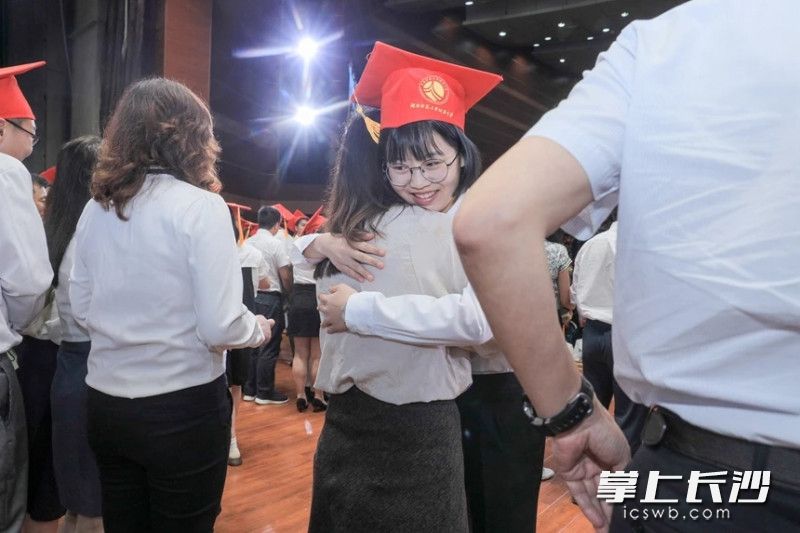 学生与老师拥抱,感恩栽培。 学生与老师拥抱,感恩栽培。