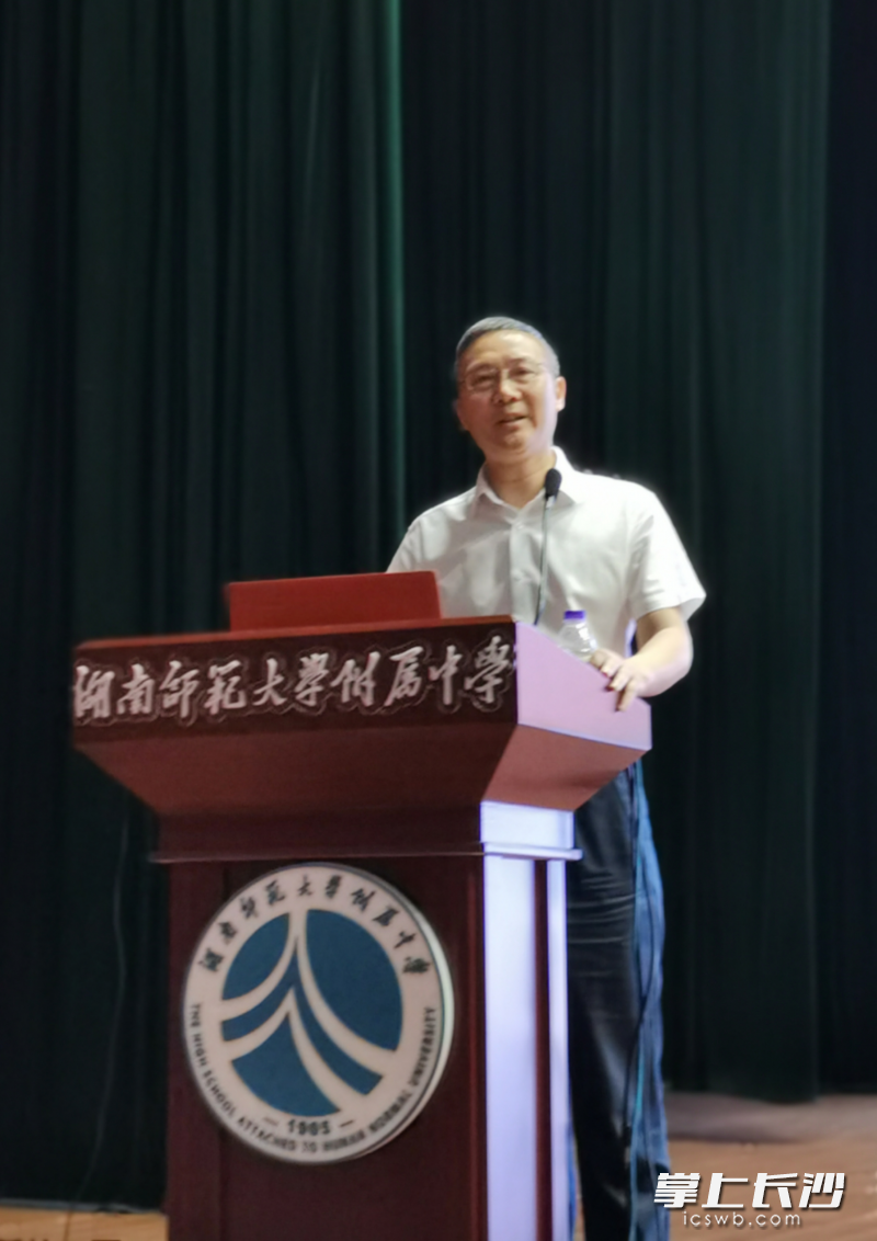 kaiyun登录平台植基中学校长郭在时表示,学校在国家发展大背景下,将坚持科研兴校,采取恰当的方式、科学的方法,培养具有家国情怀、国际视野、自强品格、朴雅气质的优秀学生,实现学校高质量、有特色、现代化、国际化的发展目标。 kaiyun登录平台植基中学校长郭在时表示,学校在国家发展大背景下,将坚持科研兴校,采取恰当的方式、科学的方法,培养具有家国情怀、国际视野、自强品格、朴雅气质的优秀学生,实现学校高质量、有特色、现代化、国际化的发展目标。