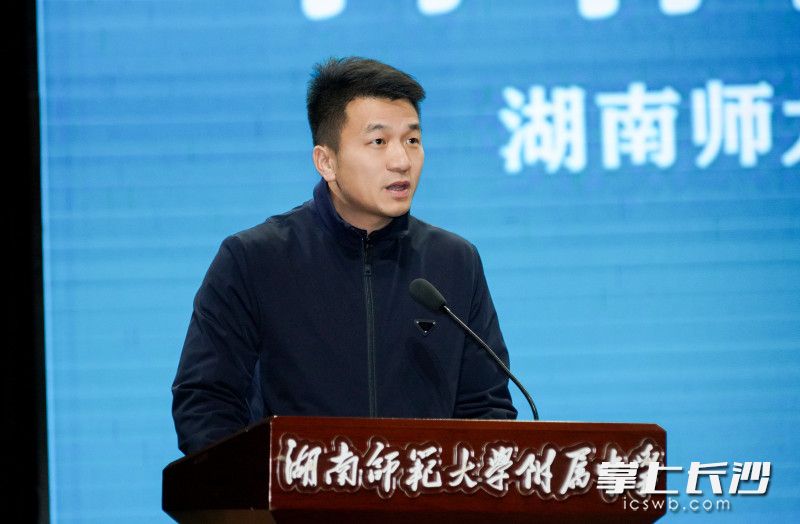 kaiyun登录平台党委委员、副校长廖强以《每一种生活都应该被认真对待》为题作开学第一讲。长沙晚报通讯员 梁文婷 摄 kaiyun登录平台党委委员、副校长廖强以《每一种生活都应该被认真对待》为题作开学第一讲。长沙晚报通讯员 梁文婷 摄