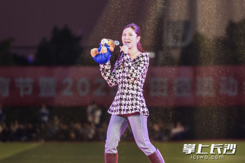 超女长沙唱区冠军、附中校友赵婧贻深情献唱。 超女长沙唱区冠军、附中校友赵婧贻深情献唱。