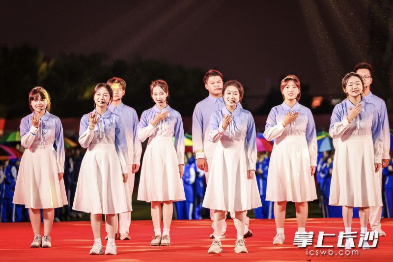 美妙的歌声飞扬在田径场上空。 美妙的歌声飞扬在田径场上空。