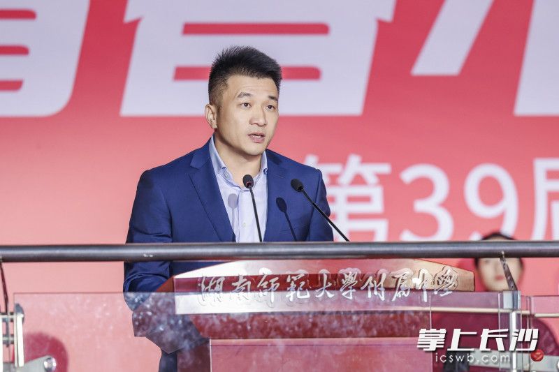 师大附中副校长廖强向学生们阐述何为体育精神。 师大附中副校长廖强向学生们阐述何为体育精神。