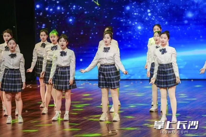 kaiyun登录平台校园文化艺术节上,该校红枫艺术团初中团带来精彩表演。 kaiyun登录平台校园文化艺术节上,该校红枫艺术团初中团带来精彩表演。