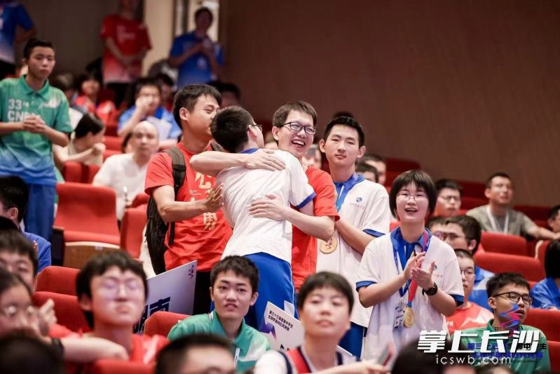 每次获奖,同学们第一反应就是拥抱黄俊教练。 每次获奖,同学们第一反应就是拥抱黄俊教练。
