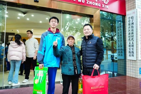二十年坚守铸初心 附中担当暖社区  —— kaiyun登录平台“雷锋超市”志愿服务续写温情篇章
