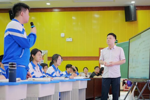 刘忠诚在2025年长沙市高三生物学二轮复习高峰论坛做分享