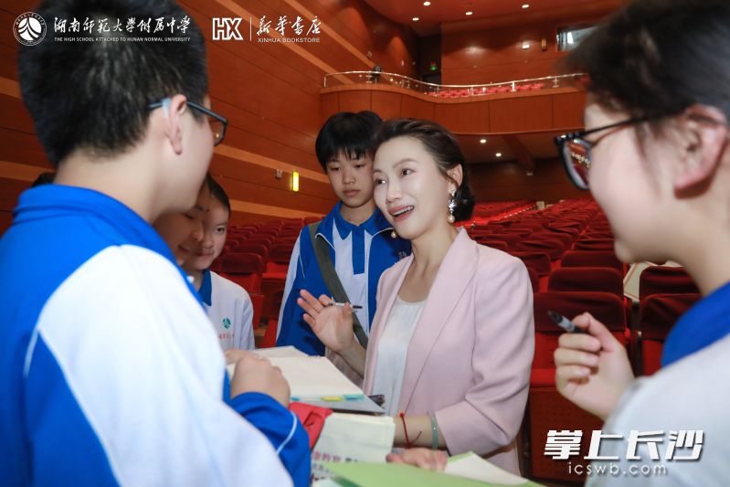 会场上,杨雨教授被学生追捧。 均为长沙晚报通讯员沙路摄 会场上,杨雨教授被学生追捧。 均为长沙晚报通讯员沙路摄